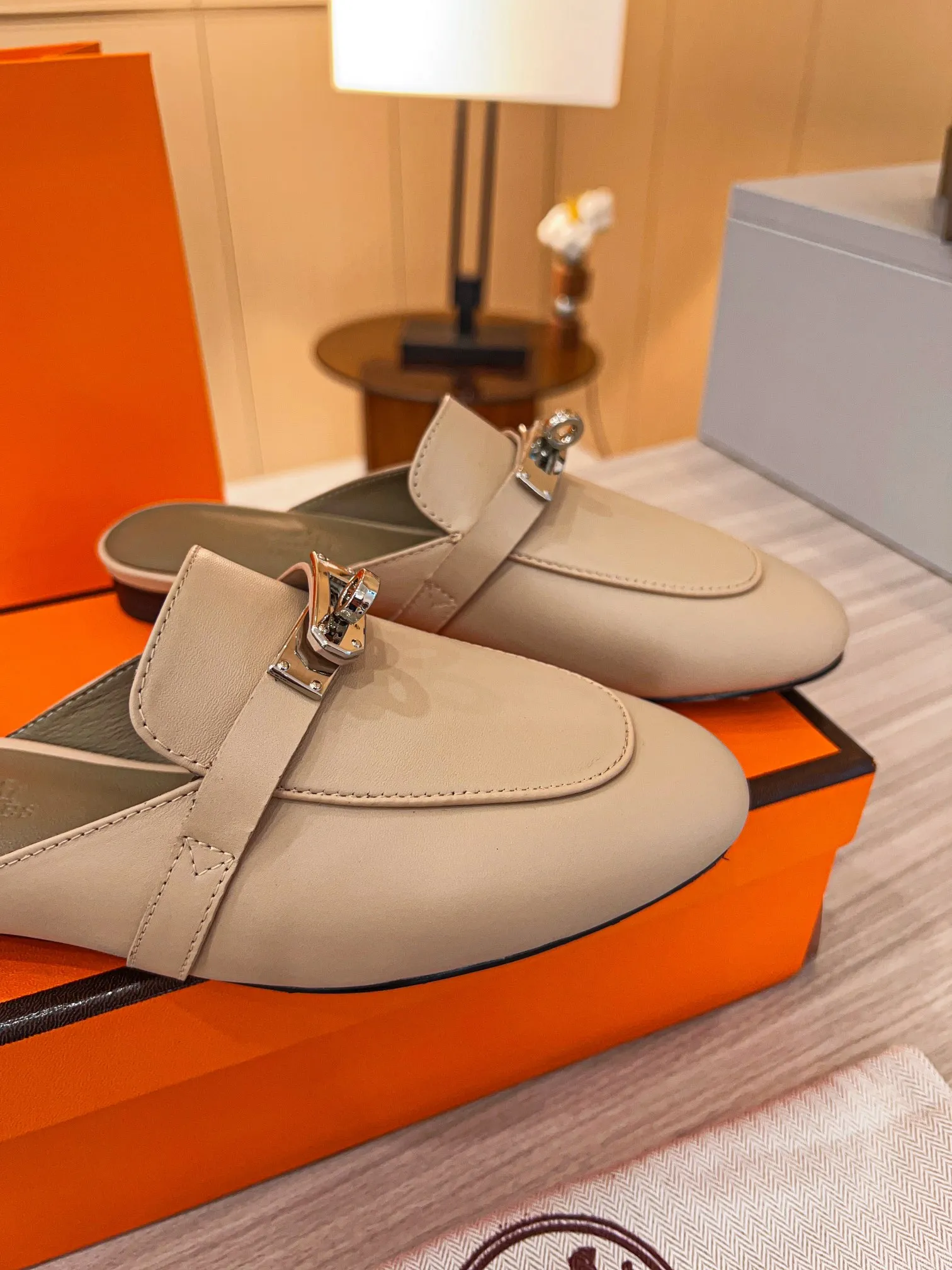 👟👟Ex-factory price 560👟👟 🐎2023 top product Hermes new genuine handmade shoes, purely handmade, a must-collect item! The perfect holiday accessory! Our pursuit of quality products is always the best! Don't give in! Comfort and originality, not following trends, and not deliberately expressing oneself are the consistent pursuits of Hermes and its fans! [Material] ✅Upper: Hermers original calfskin ✅Foot pads: Made of imported original fabric 5D color printed pads ✅Outsole: Italian genuine leather outsole (pursuing top walking comfort) [Number of codes] 34-42 [Packaging] Comes with a full set of original packaging, code 35-42